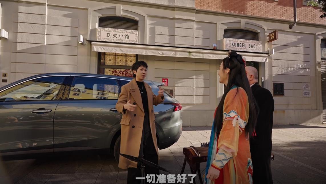 谁懂啊！刷到白举纲在米兰街头唱响中国红真的太燃了，作为红旗和小白双粉直接激动到尖