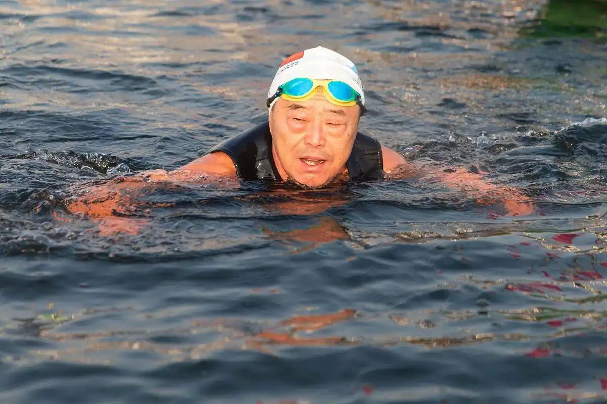 看见这个新闻我才知道什么叫“老当益壮”。
近日，山东省聊城市两名女孩骑电动三轮车