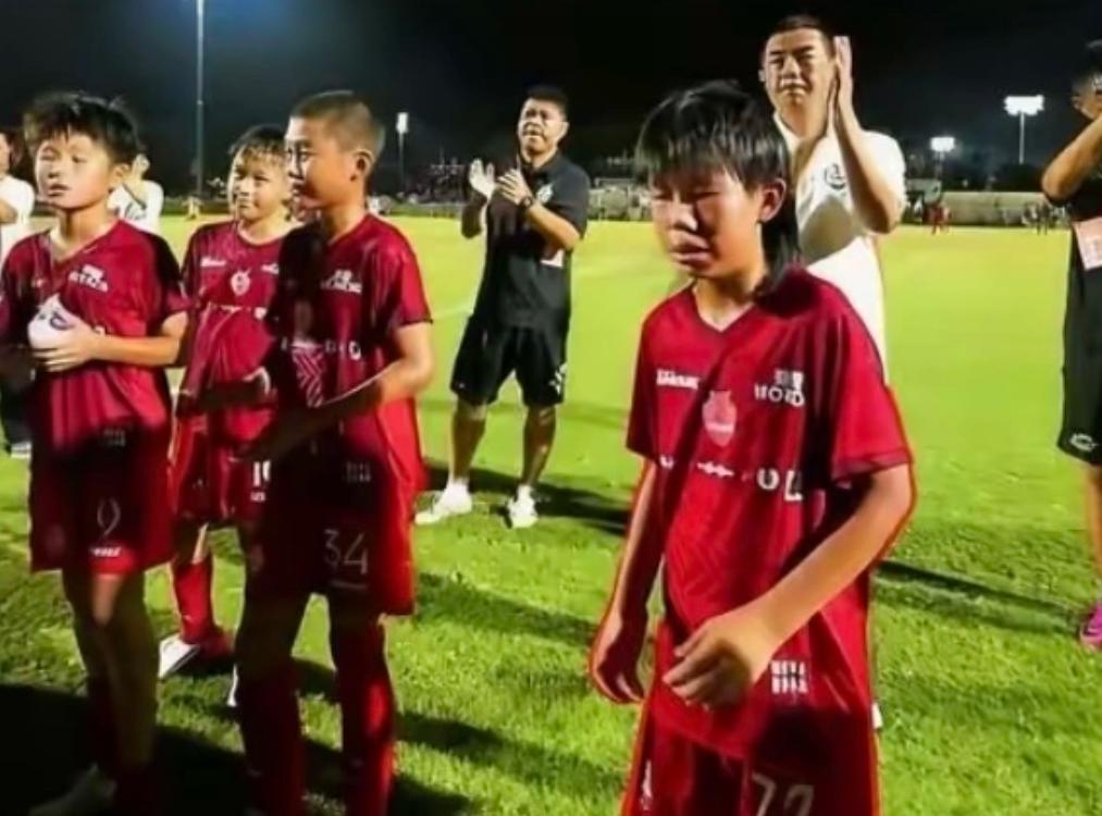 ⚽ 1-5惨败，全场哭了。但我要给这群10后小孩鼓掌。
昨晚2034杯16进8，