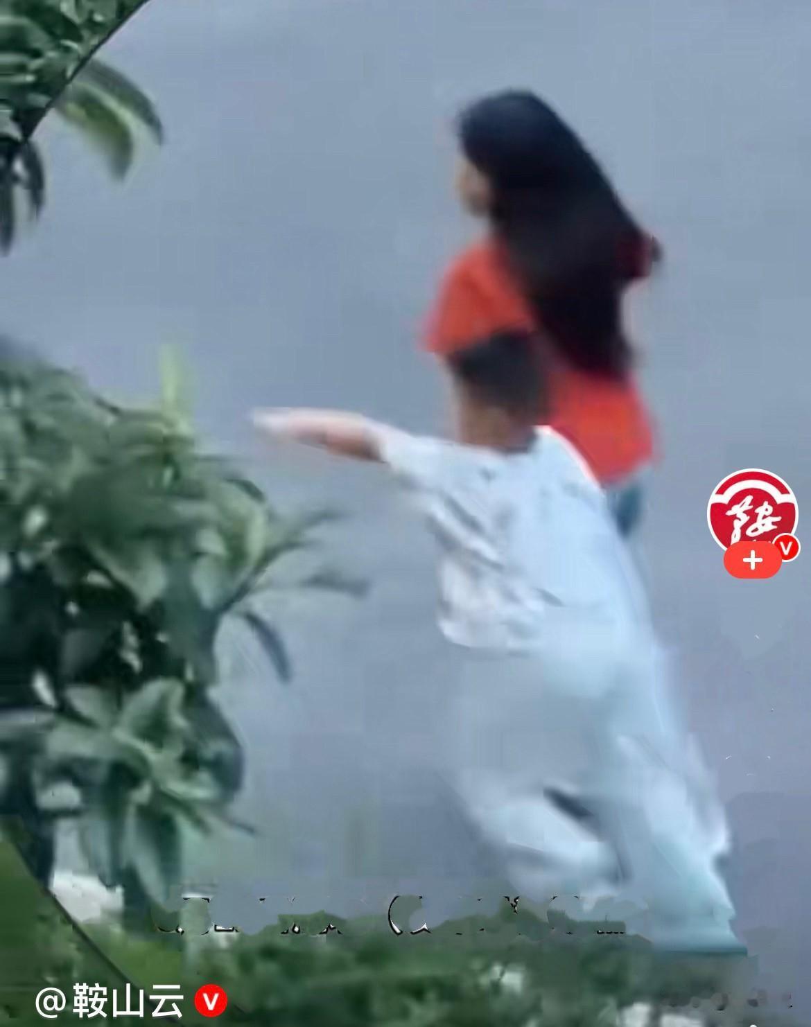 近日，湖北一弟弟在外面受了委屈，满心委屈、蔫蔫的，第一时间就跑回家找自己的靠山—