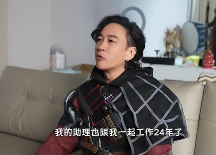 何润东还真是一个好老板，看看他的那些手底下的员工都陪在他工作多久了。他的经纪人2