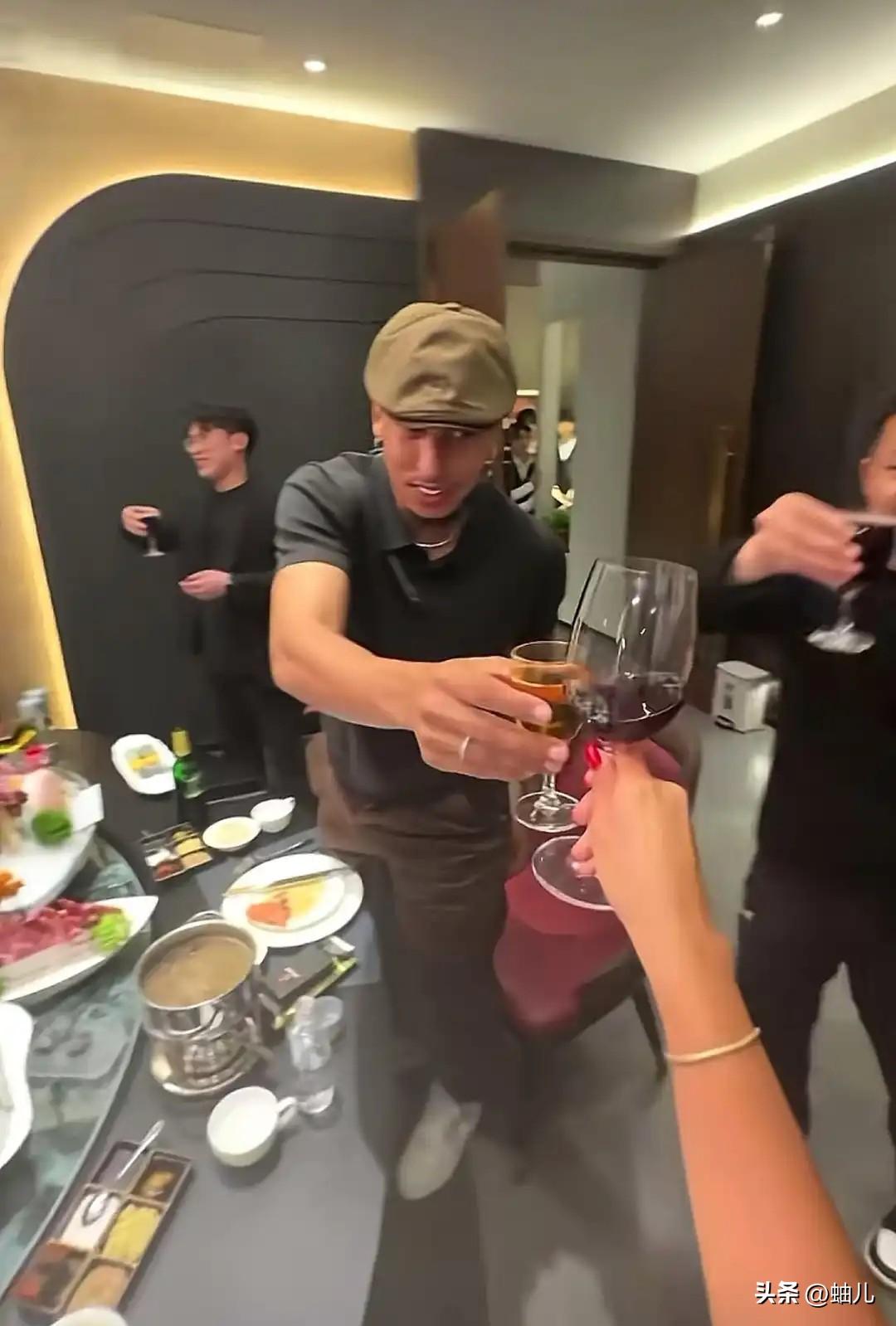 克雷桑在山东生活了几年，入乡随俗连山东酒桌上的文化也掌握了！
近日克雷桑在餐厅吃