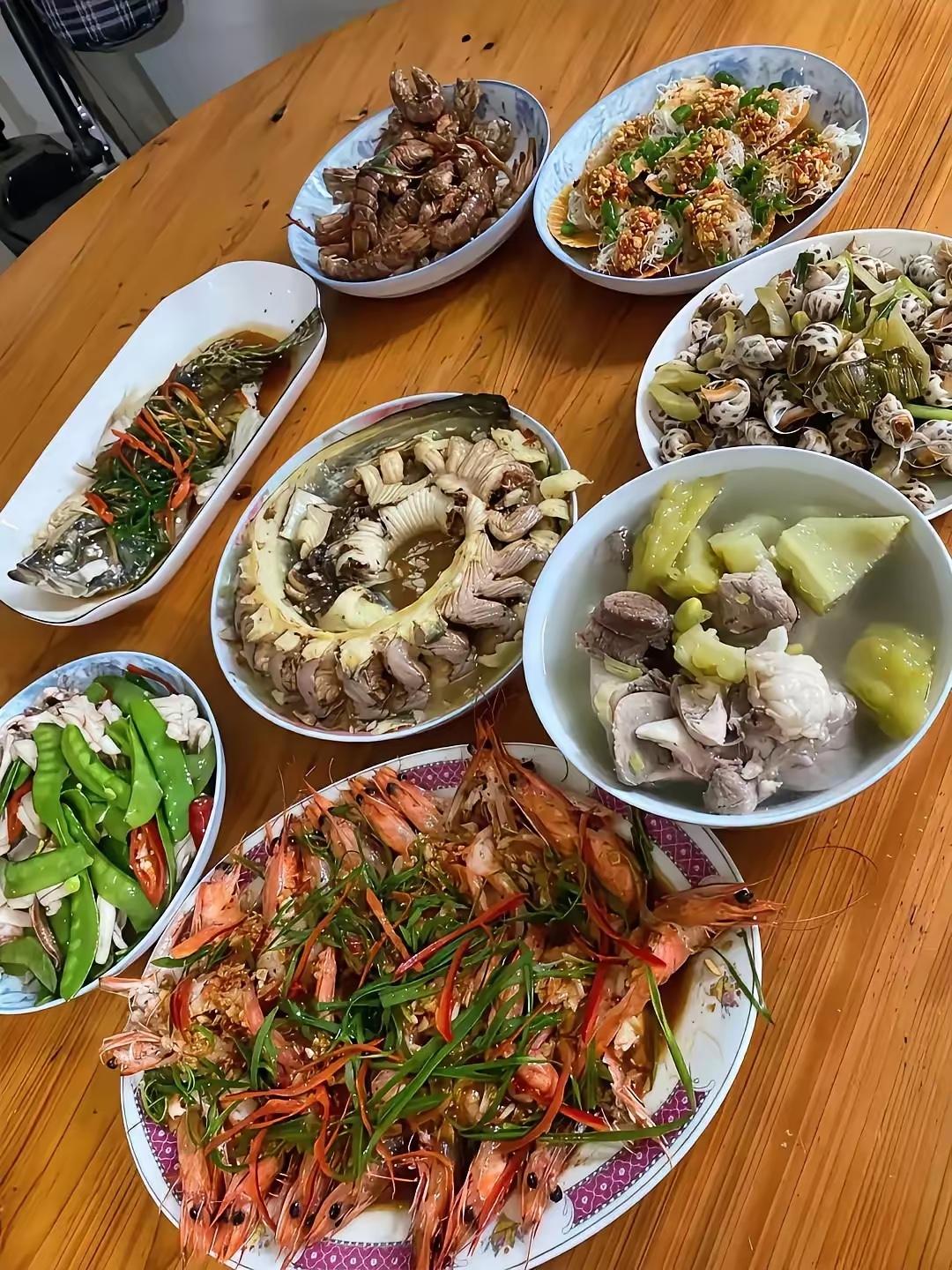 排除法：海鲜为主，排除安徽，做法清蒸，排除苏鲁以及辽，摆盘上不是闽浙，排除，像广