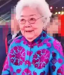 享受3万多元月薪的正军级离休干部田华，如今98岁了，每月却只肯花1000元当生活