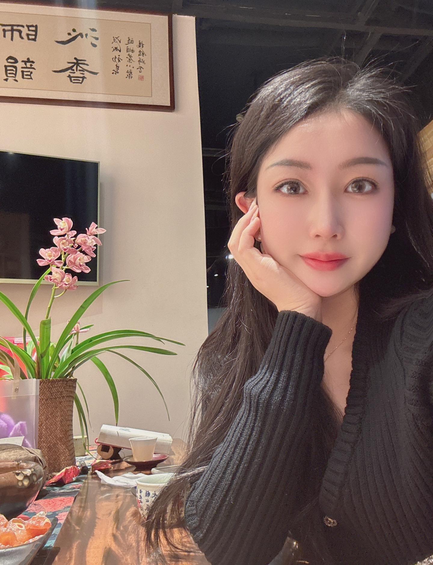  愿只添岁月 不添愁我向往干净的圈子 规律的生活 简单的爱情 热腾腾的朋友 不累人 不费神 不刻意的余生！