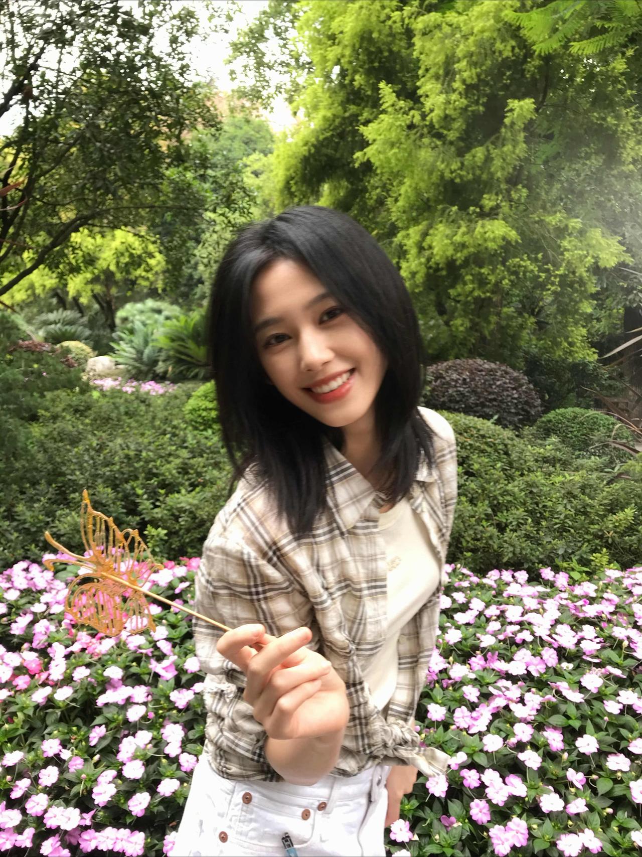 鹤秋，明媚少女。
