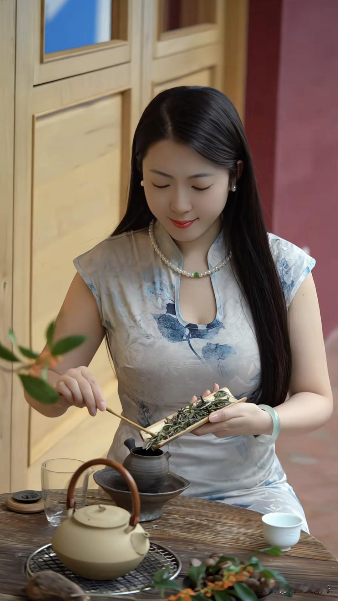 其实我挺喜欢茶艺的，特别是来广东以后，对这边的“功夫茶”情有独钟，也曾跟着当地的