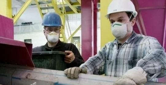 日本从马来西亚大肆进口稀土，这一下吉隆坡真慌了。马来西亚部长火速重申出口禁令，因