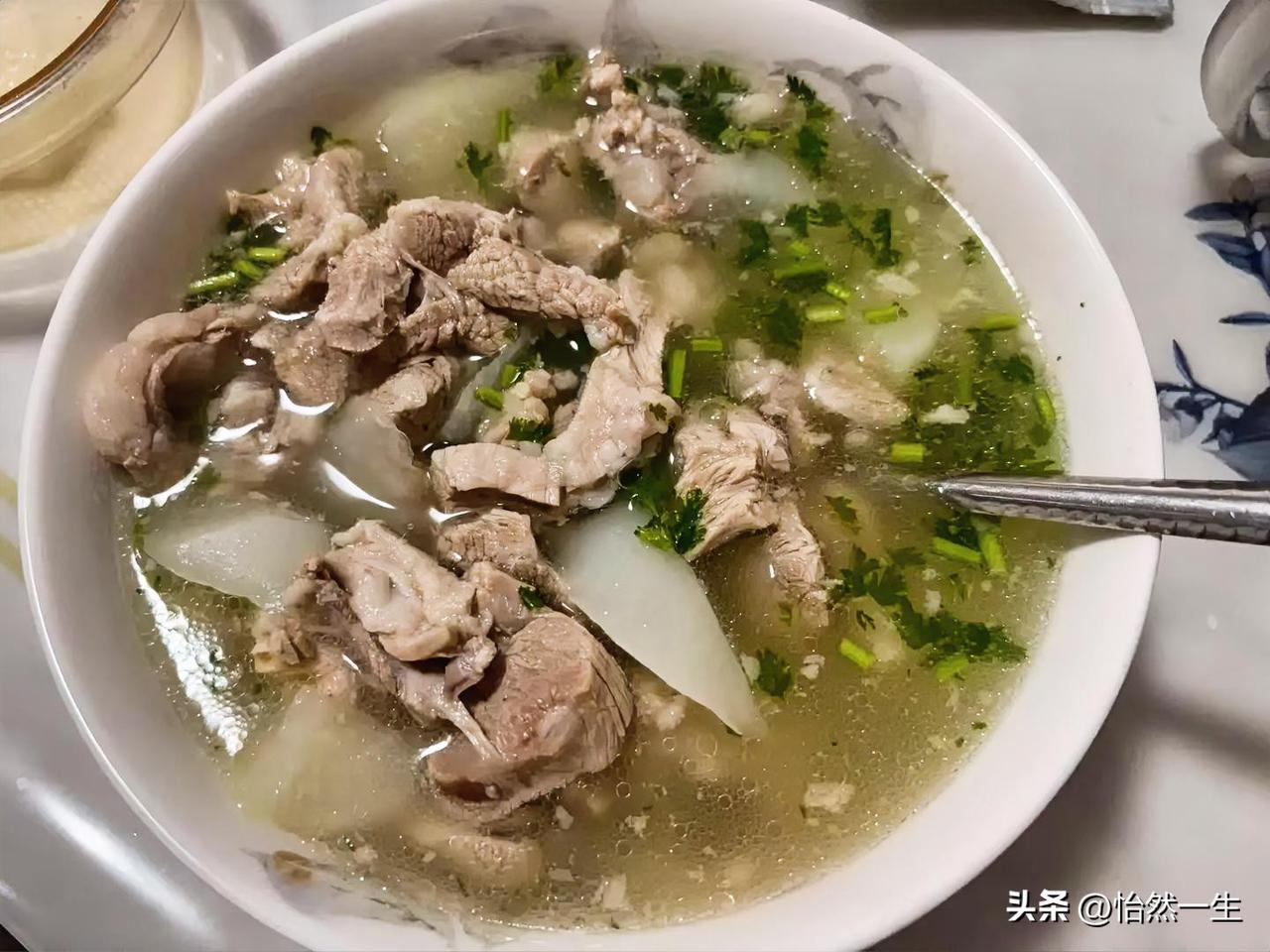 我和老公说：要是知道你妈这样强势，我就是嫁不出去也不嫁你。
老公说：我有的是人嫁