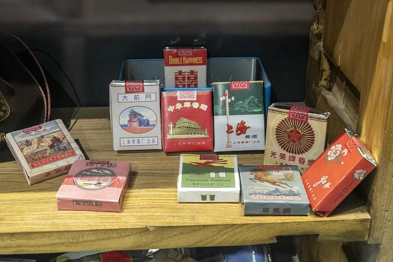 下联： 看到“一柱香烟怀旧梦”这个上联，我脑海里瞬间就开始琢磨下联。上联营造了一