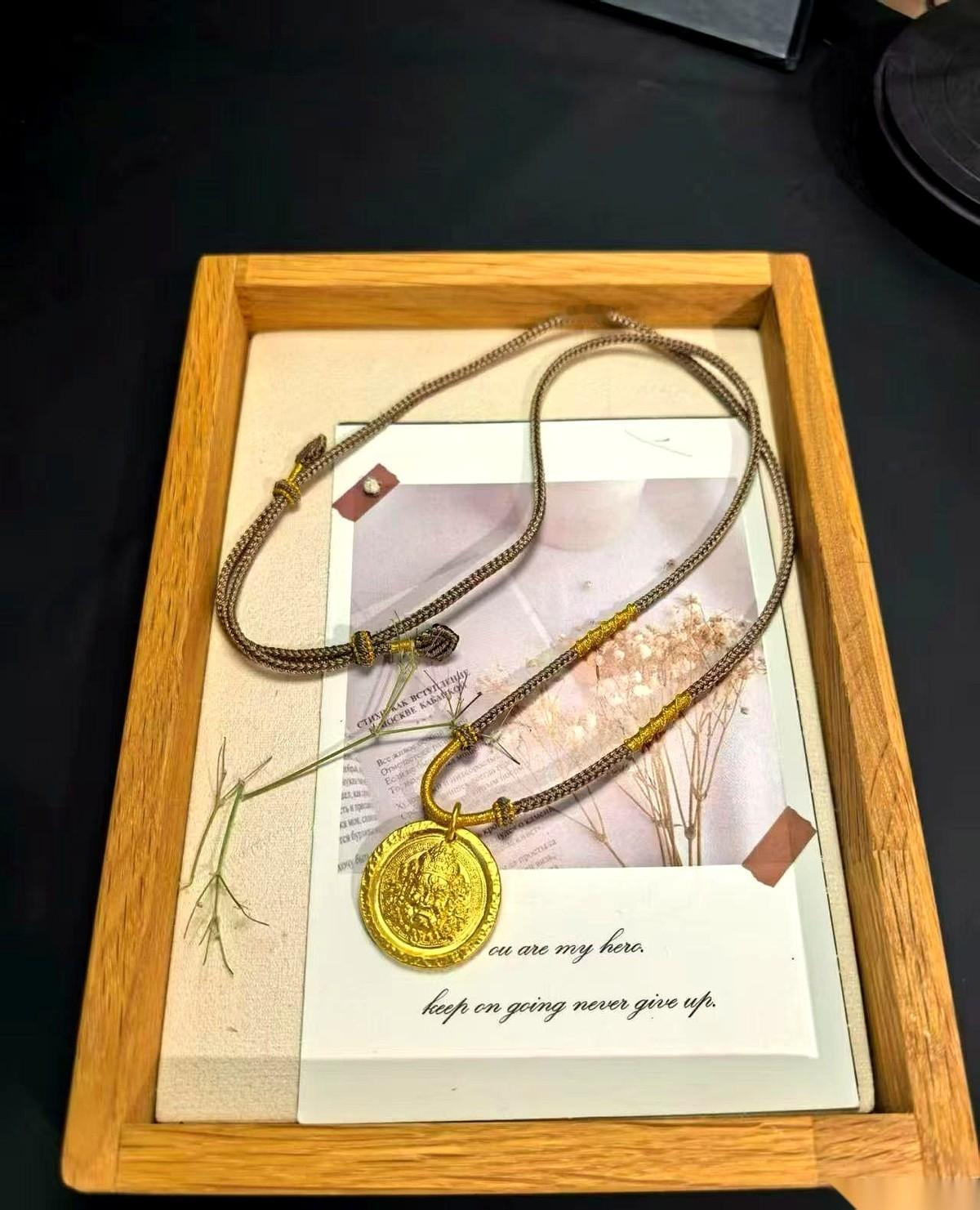 “金价大跳水了！快去抄底！”
朋友圈里已经喊疯了。
但你真以为，品牌会让你那么轻