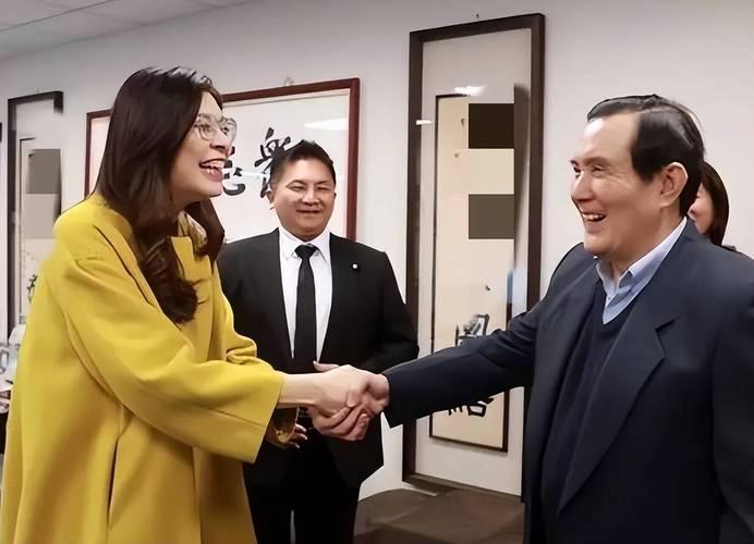 郑丽文与马英九的共同特点就是只谈和平，不谈统一，到大陆说的一套，回到台湾说的一套