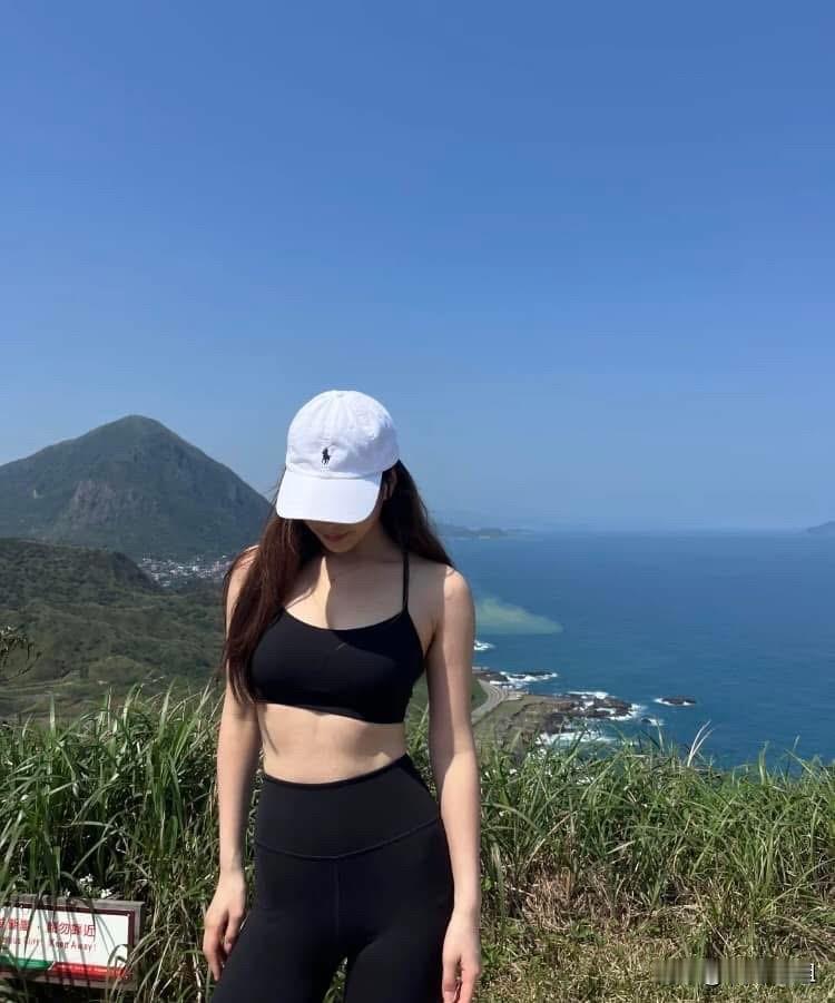 悬崖上的风景，俯瞰海浪拍打，心旷神怡！🌊🍃