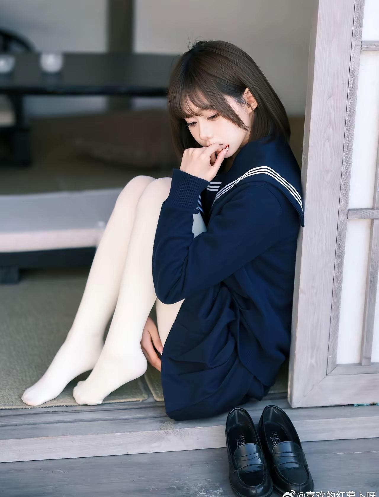 “沉思的少女，静谧的午后时光”🍃📚💭