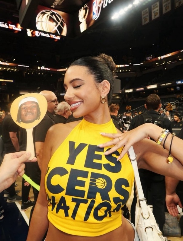 我看了5秒钟才发现还有一个特纳的小扇子[doge]我的观赛搭子NBA[超话] ​