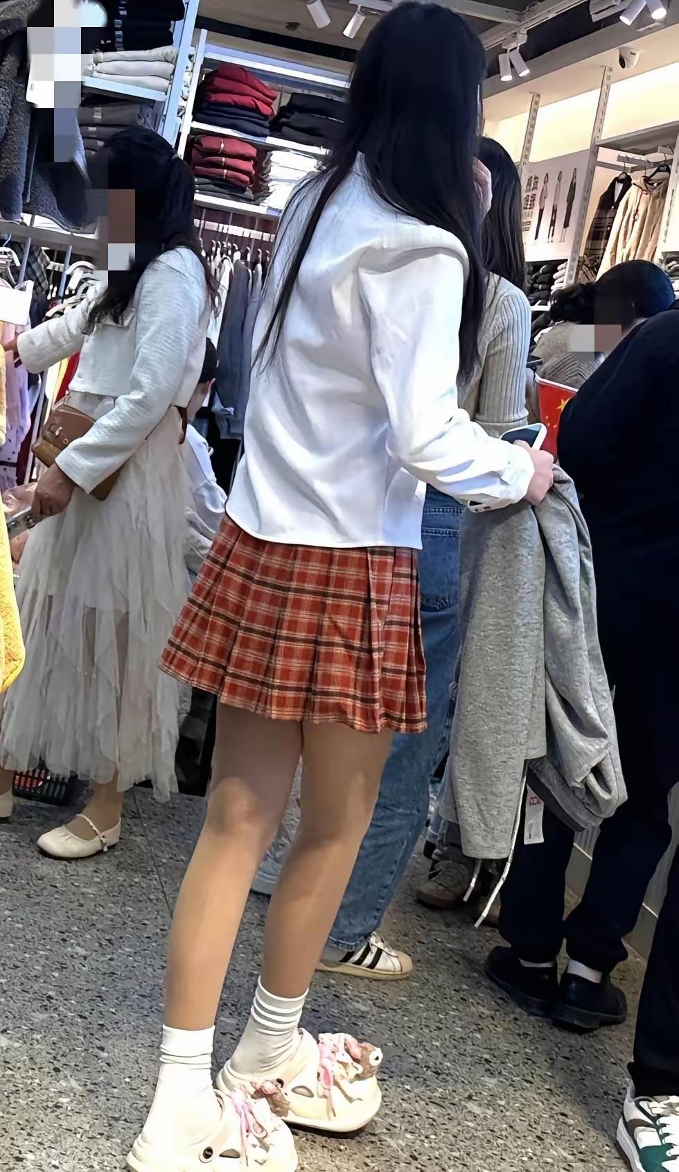 在店里逛街，人真多啊！