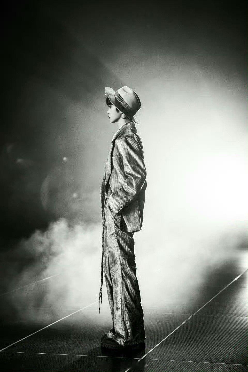 刘宇这回不仅养眼还养耳谁说颜值和才华不能共存？刘宇用浅米礼帽装点视觉，用抓耳声线