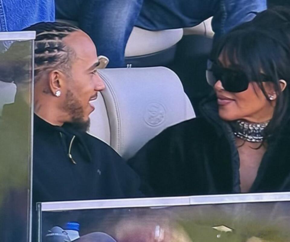 超级碗 费德勒亮相今天是NFL超级碗，瑞士球王网球传奇费德勒也现身赛场观战。新英