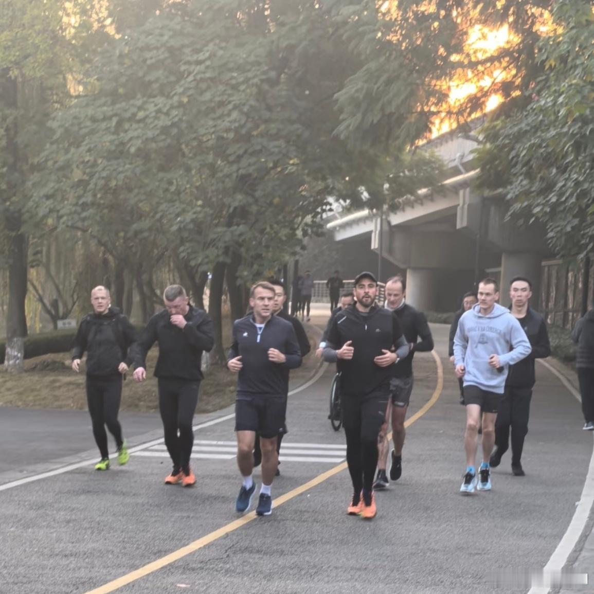 网友拍到马克龙在成都的公园跑步健身。 