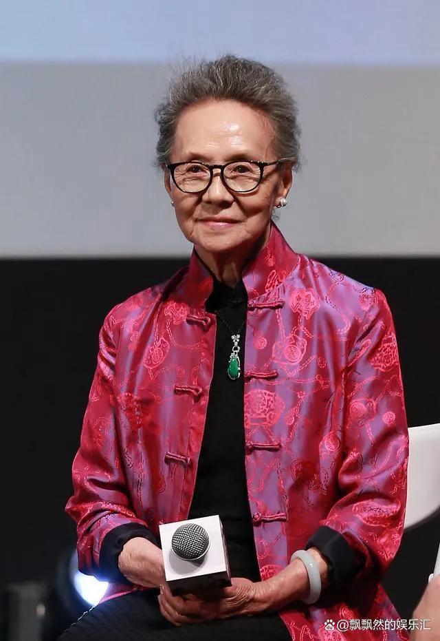 在众多女明星中，吴彦姝以其自然老去的形象成为了代表人物。
她完美地展现了岁月沉淀