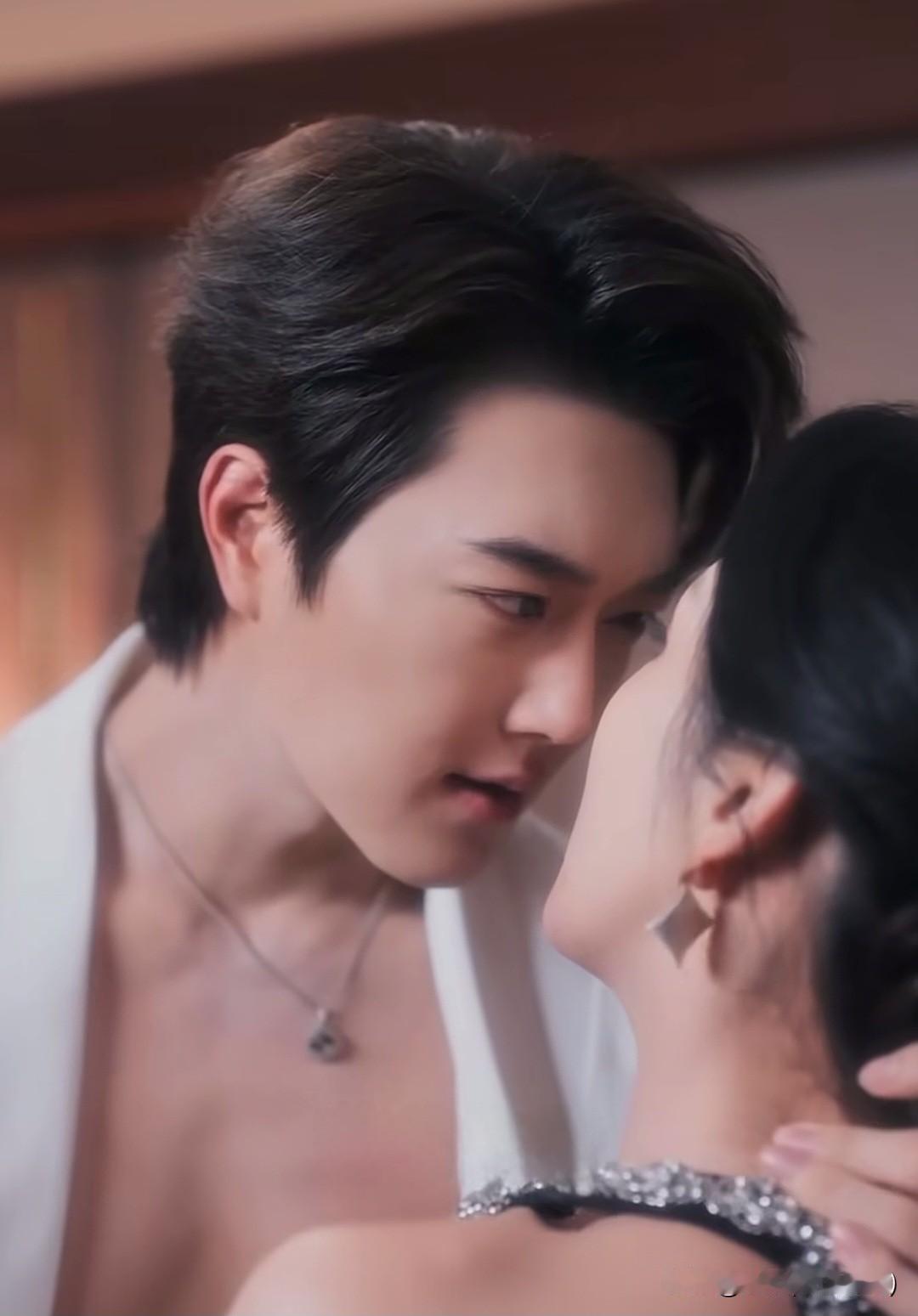 此情不渝
文/刚柔

总要伤透几回心
才敢认领你的姓名
一滴泪看清了自己
痴情本