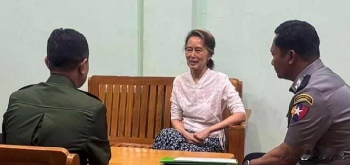 在菲律宾即将主办东盟峰会之际，缅甸一个举动迎得了大家的称赞，将昂山素季转为居家软