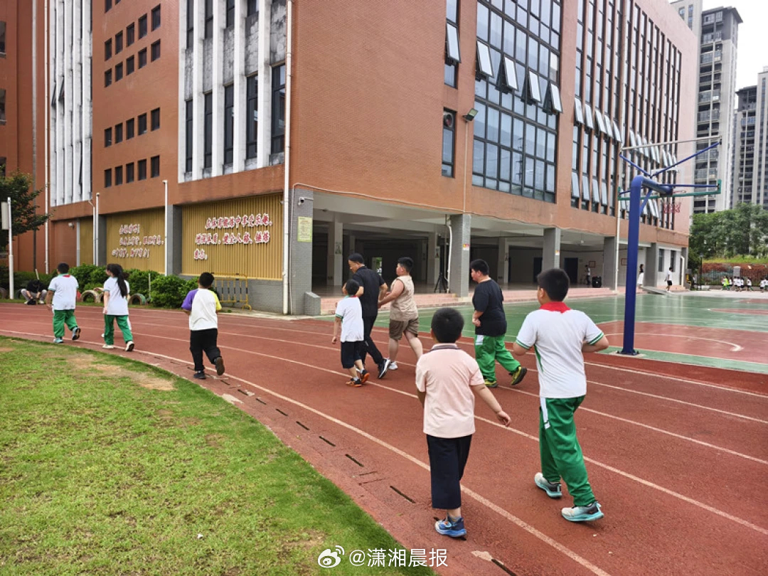 【#小学校长每天带49名小胖墩跑步减重#】#跟着校长每天跑步的学生已瘦5斤#5月