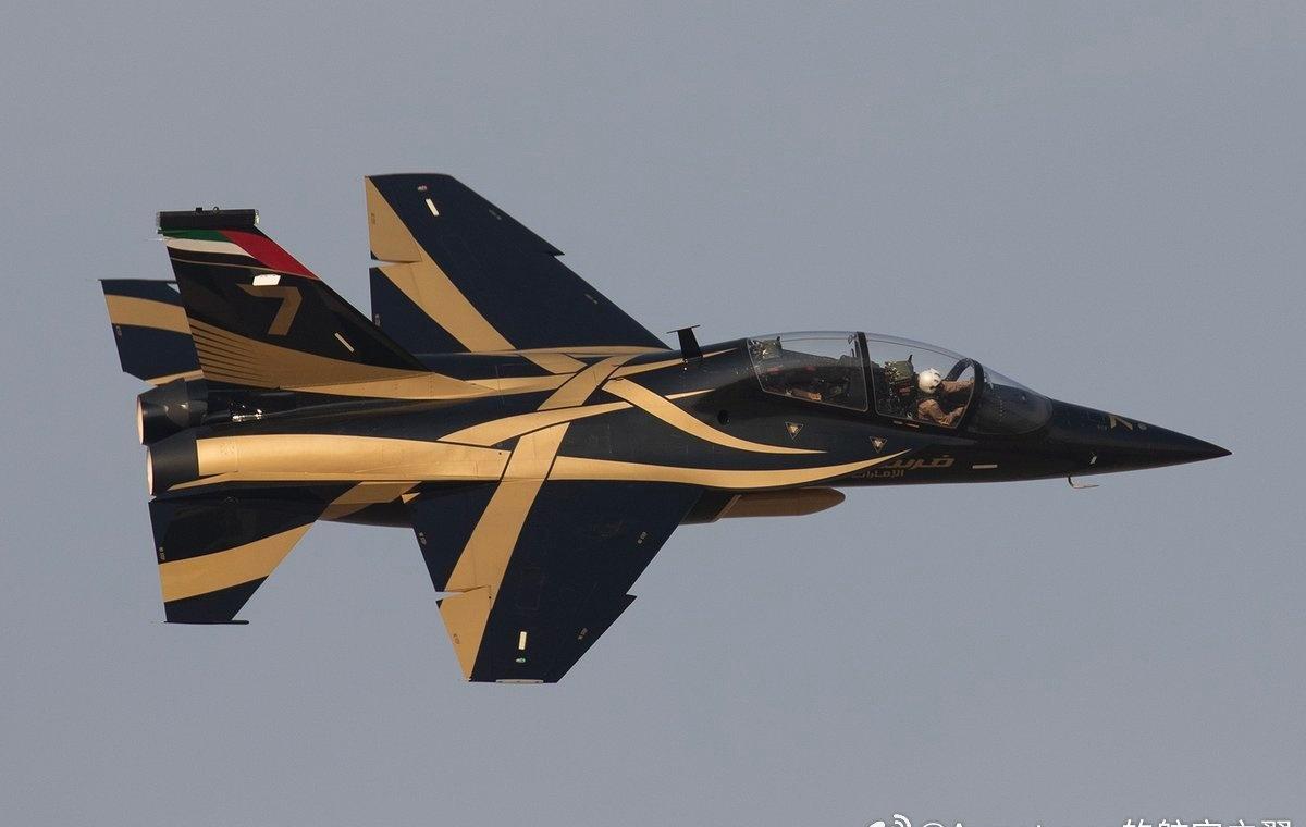 2025迪拜航展彩排上，阿联酋空军“骑士”飞行表演队驾驶其崭新的L-15高教机惊