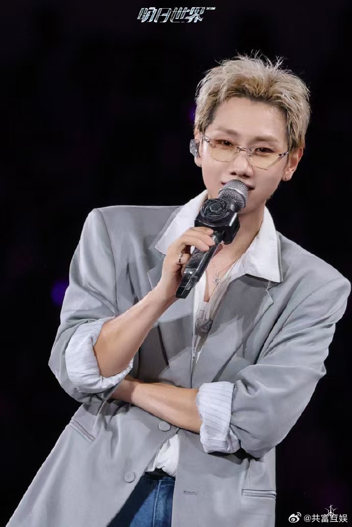 汪苏泷脱完全场沉默了 汪苏泷认真纠结许久，扬言豁出去尝试全新尺度，随即褪去外套。