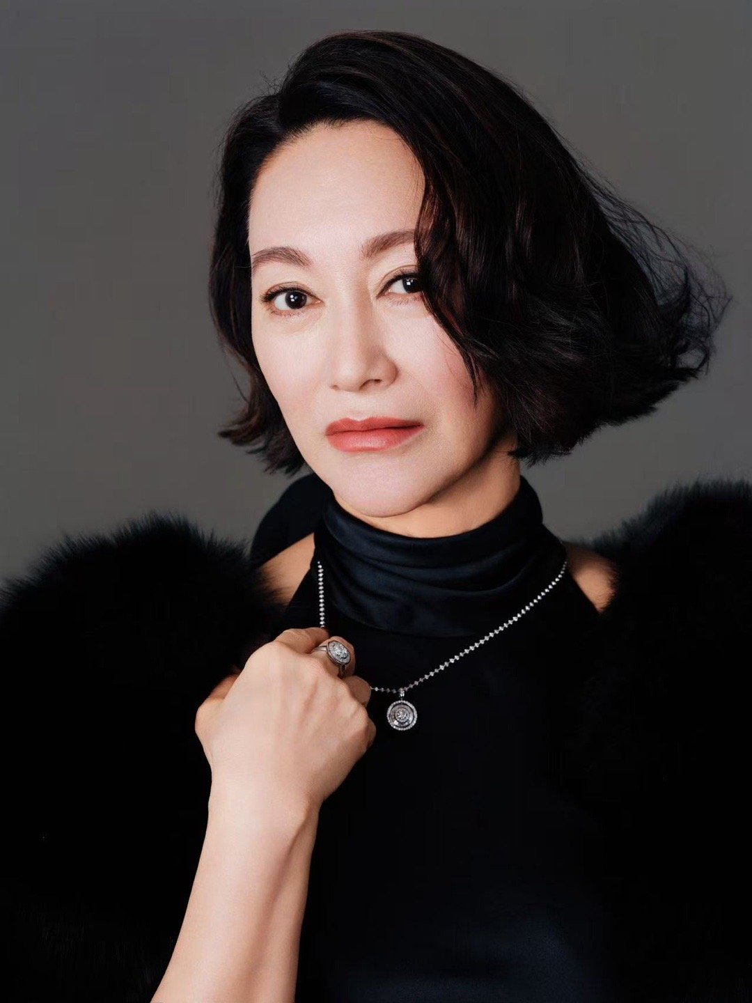 惠英红回港风女大佬舒适区逛逛 今日港风拉满！黑裙搭配斗篷造型，卷发红唇尽显优雅大