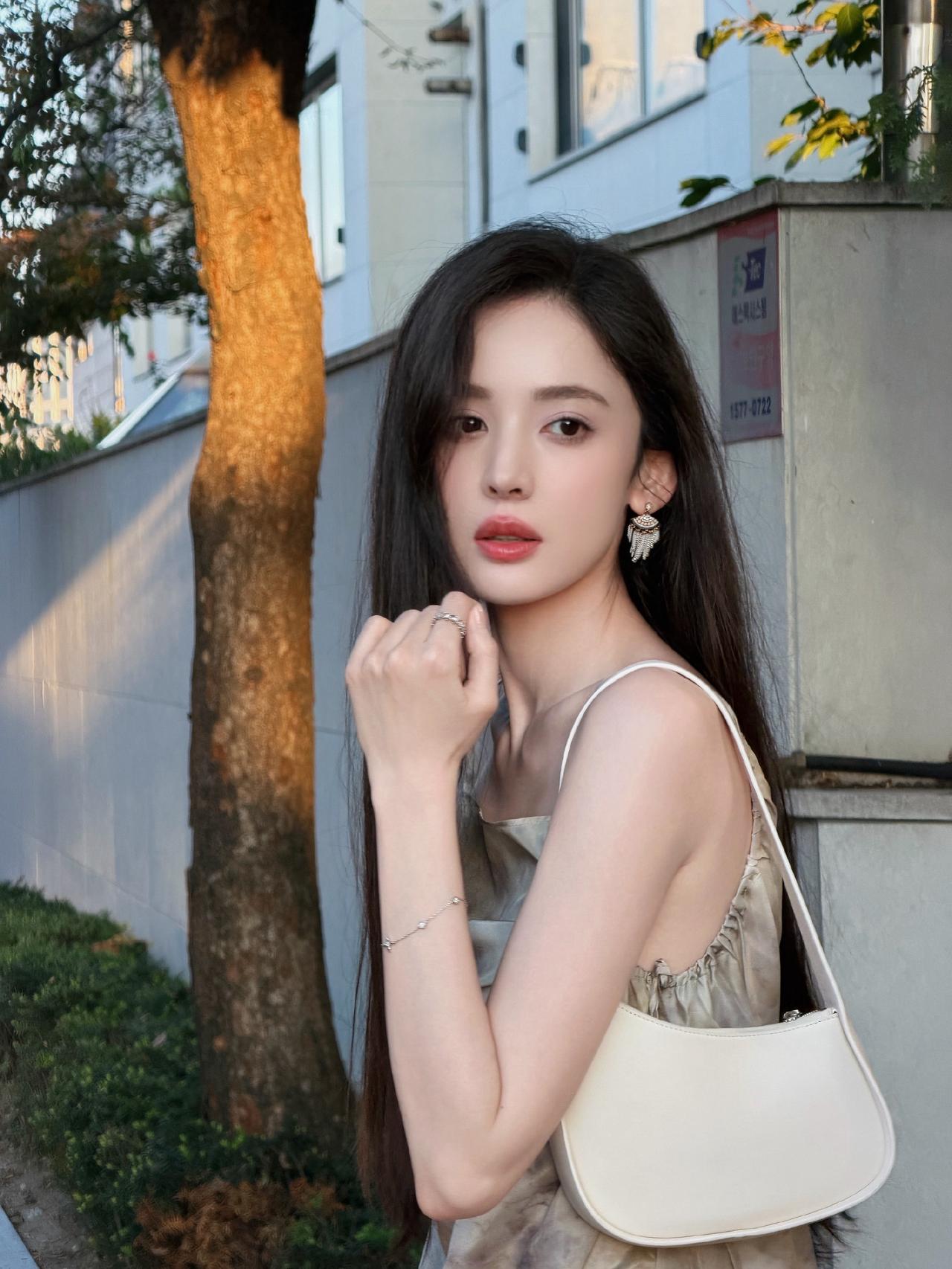 娜扎晒照披着头发都那么美，五官真的是巧夺天工的存在啊娜扎女明星 娜扎生图封神