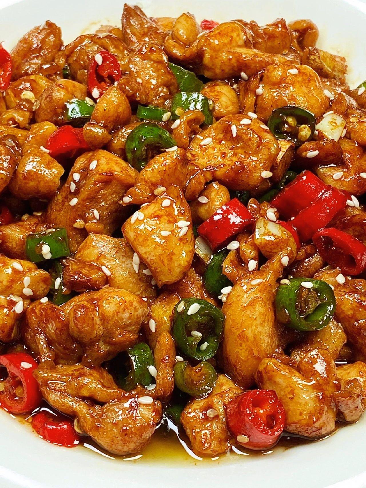 这道辣子鸡泰下饭辣！小鸡腿肉嫩滑，口感鲜嫩多汁，辣椒的香辣味和鸡肉的鲜美口感交织