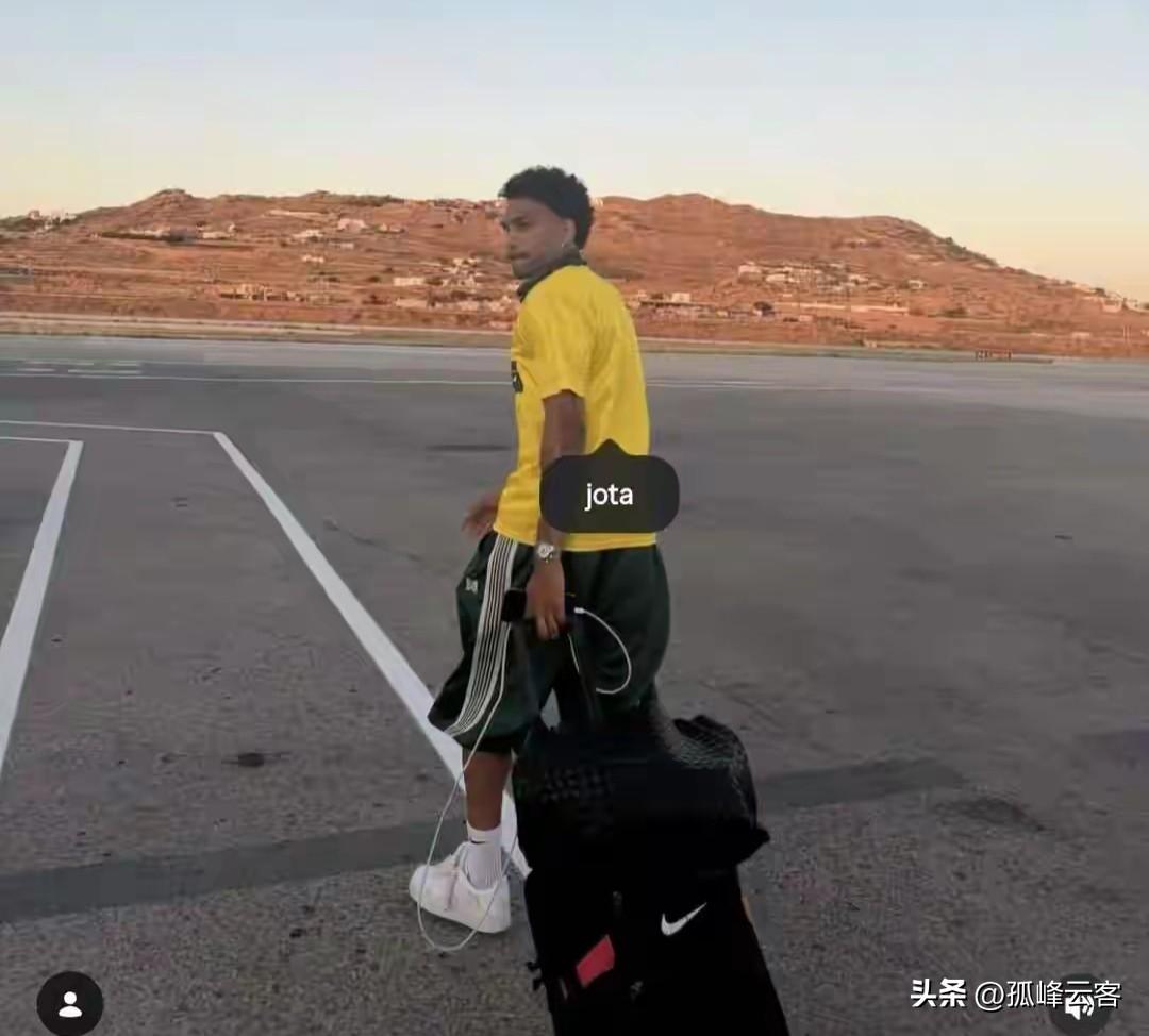 河南队今日休假集训，此前一直“疯传”已经离队的姆巴拉又拉着行李回来了，难道俱乐部