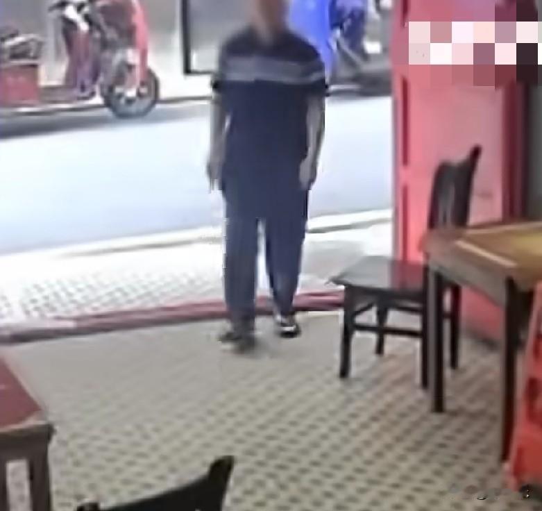 近日，湖南衡阳一老人身体不适，在牌馆门口休息时突然晕倒，店家好心扶他送医，家属反