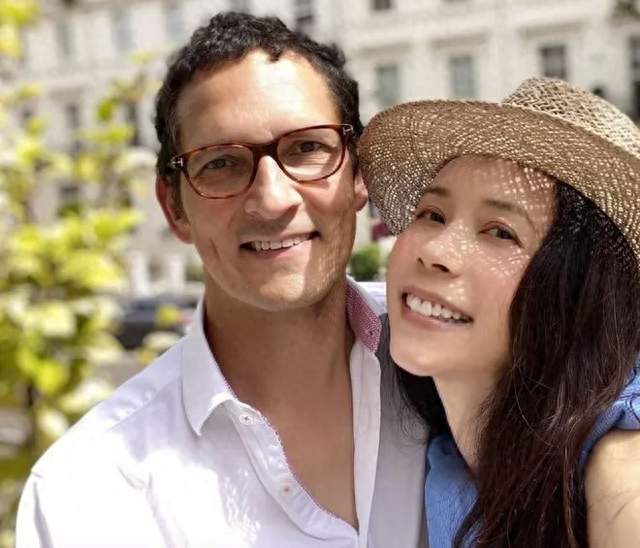 莫文蔚和丈夫牵手亮相，结婚十五周年依旧保留初恋般甜蜜