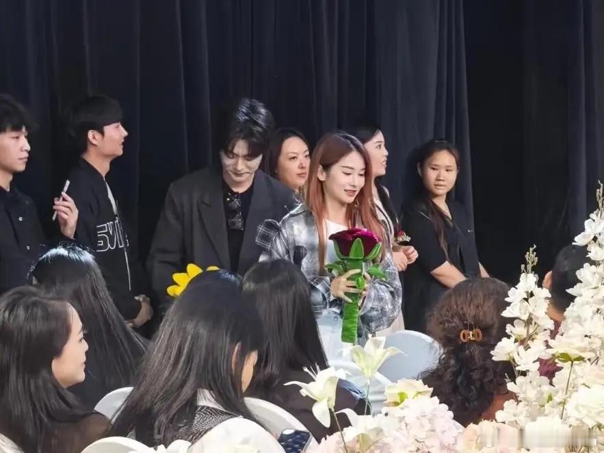 陆虎带老婆嘘嘘送亲妹妹出嫁，他妹妹长得还挺甜美的！这陆家两兄妹都成家了，真是圆满
