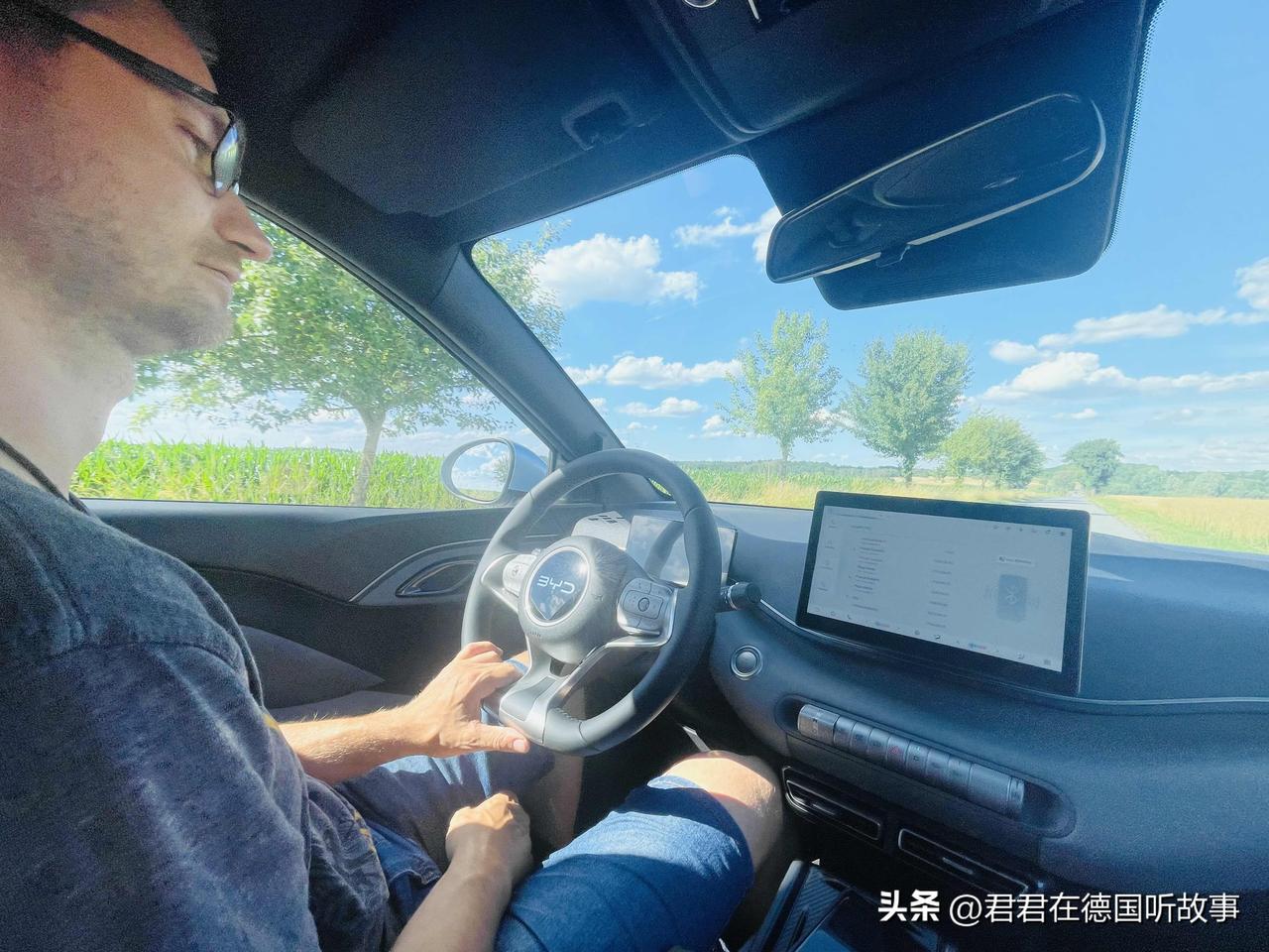 以前中国人加价买德国奔驰，现在德国人花3倍价格抢比亚迪！我们在德国刚提了辆比亚迪