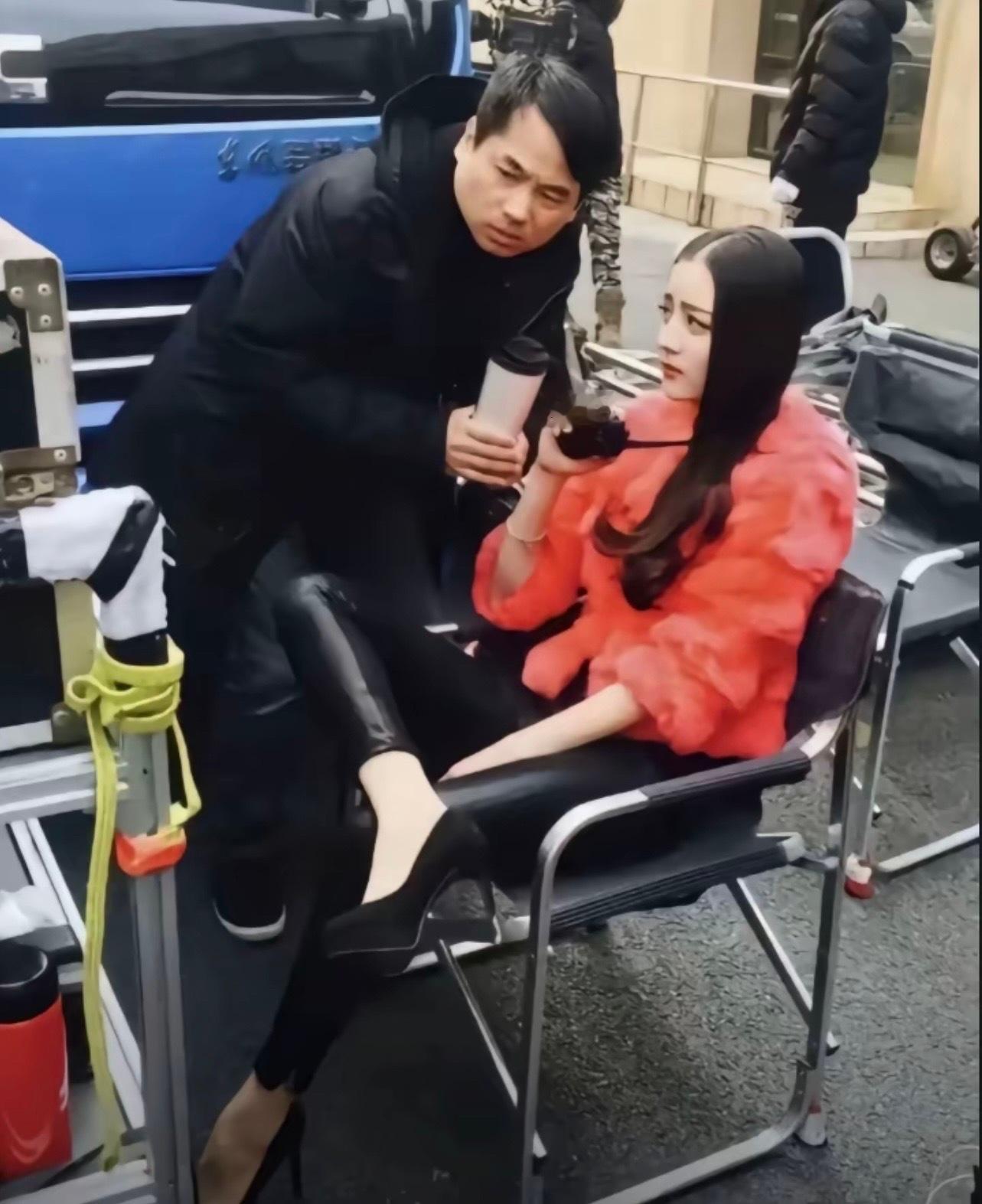 投稿【迪丽热巴高雯 】抬手不是抱歉 导演你还得练