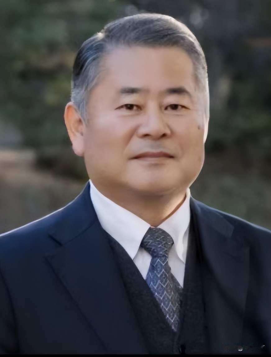 最讽刺的是政府还要加税，扩军费，听说明年个人所得税要多收，说是拿去买核潜艇，我算