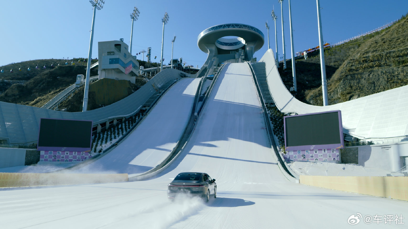 昊铂A800创史上最高最长雪地跳台极限爬坡纪录昊铂A800成功挑战雪如意雪地跳台