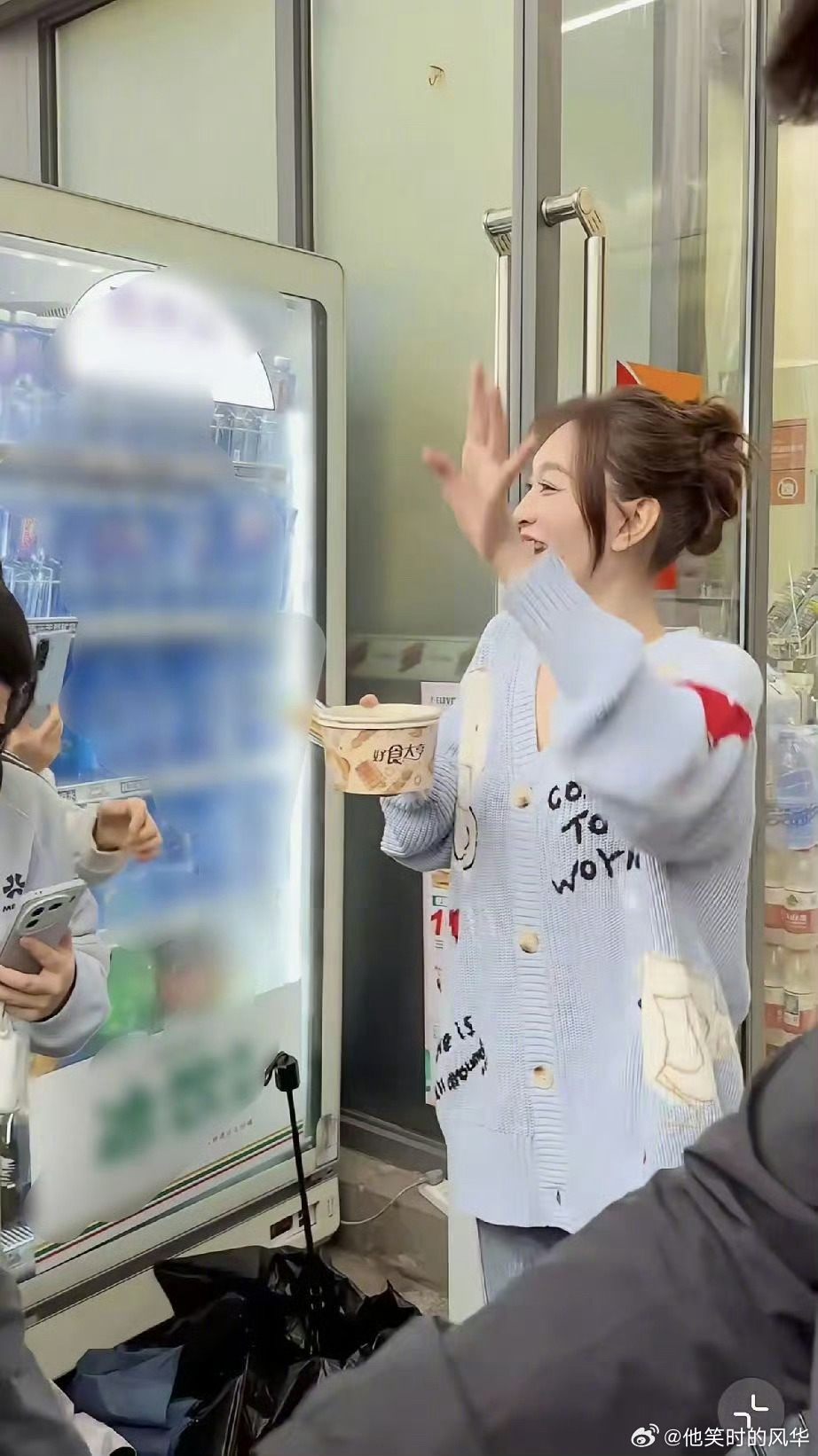 李小冉请粉丝吃关东煮李小冉五十岁路透生图路人原相机直出，李小冉50岁颜值依旧能打