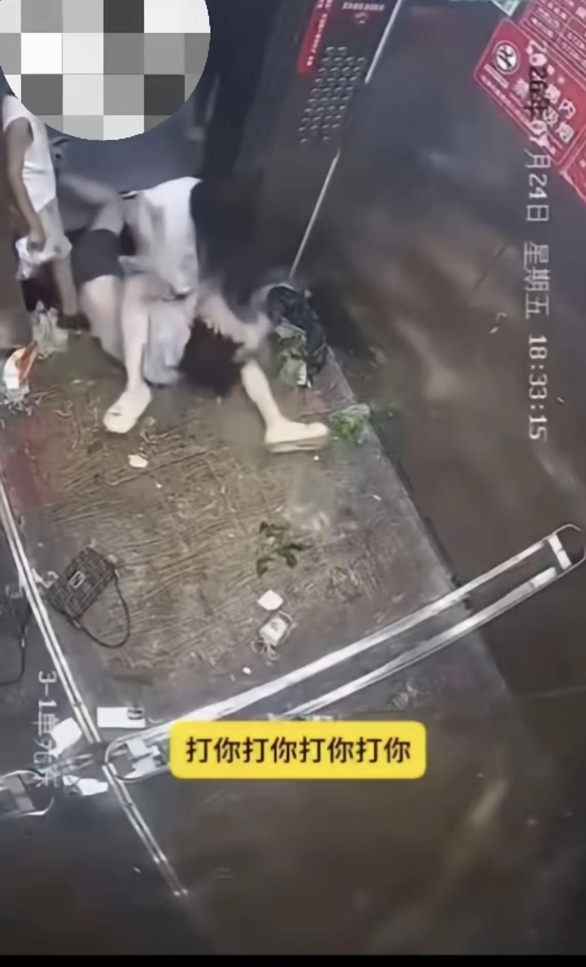 如果真的有后悔药，
这位电梯打人的宝妈，
一定是第一个抢着吃的人。
 
好好一件