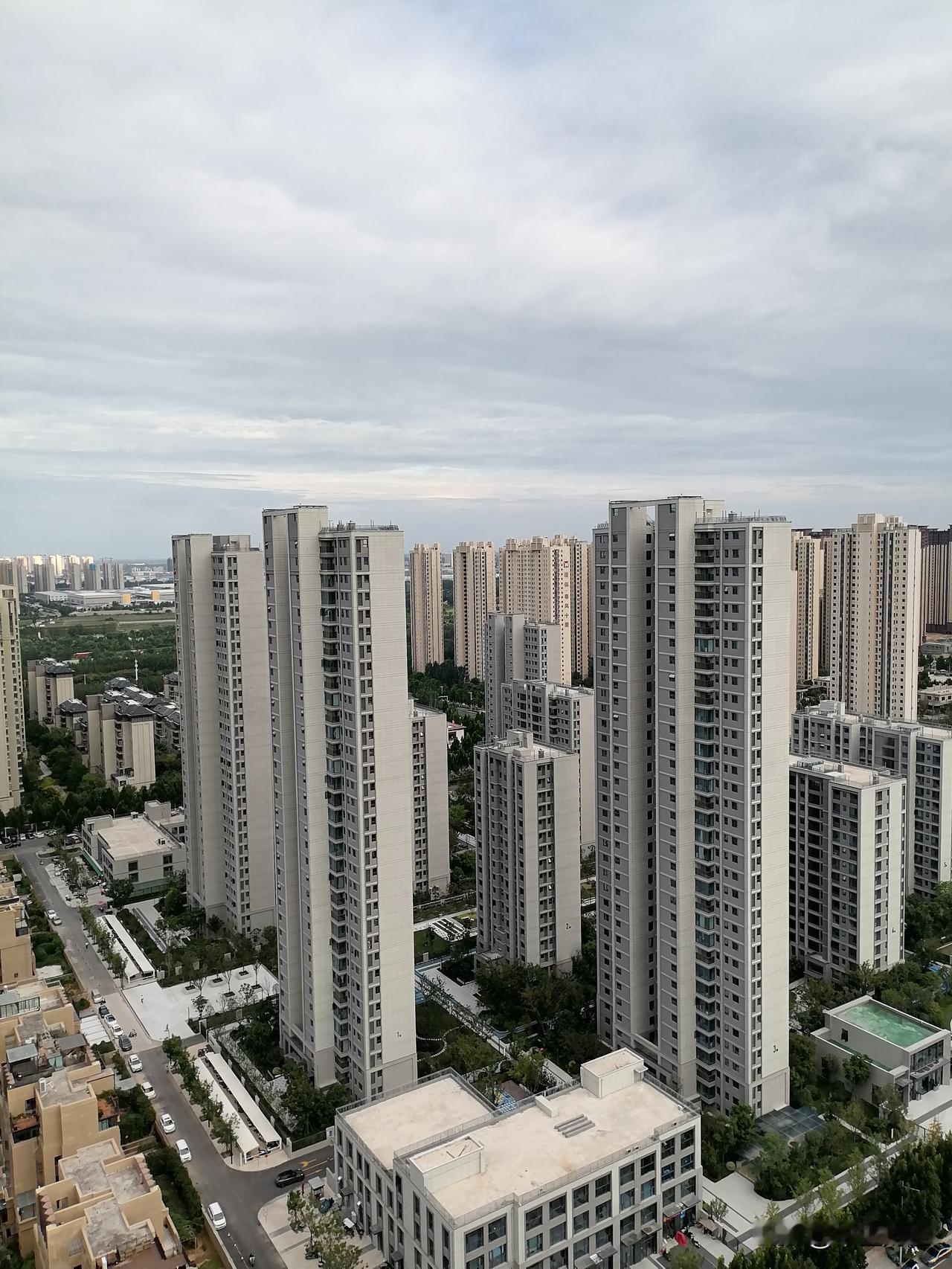 高层建筑已成为稀缺品，因为新的建筑规划政策，你已经很难再住上30层以上的高层了，