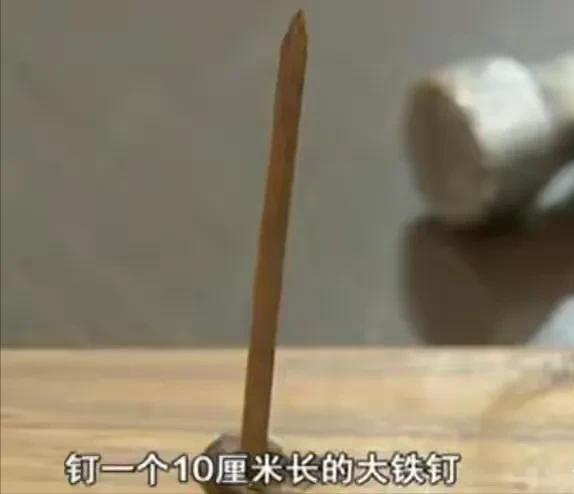 “衣冠禽兽！”江苏，一女子踩西瓜皮摔倒，头撞上大铁钉，被送医抢救，可医生却发现，