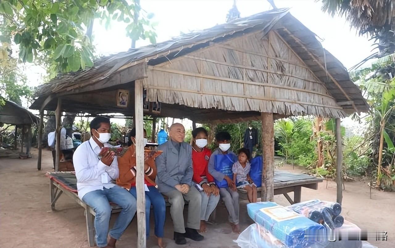 柬埔寨国王一生未婚，看他打扮也是朴素无华的样子。他到那些穷苦人家去，茅草房还蛮有