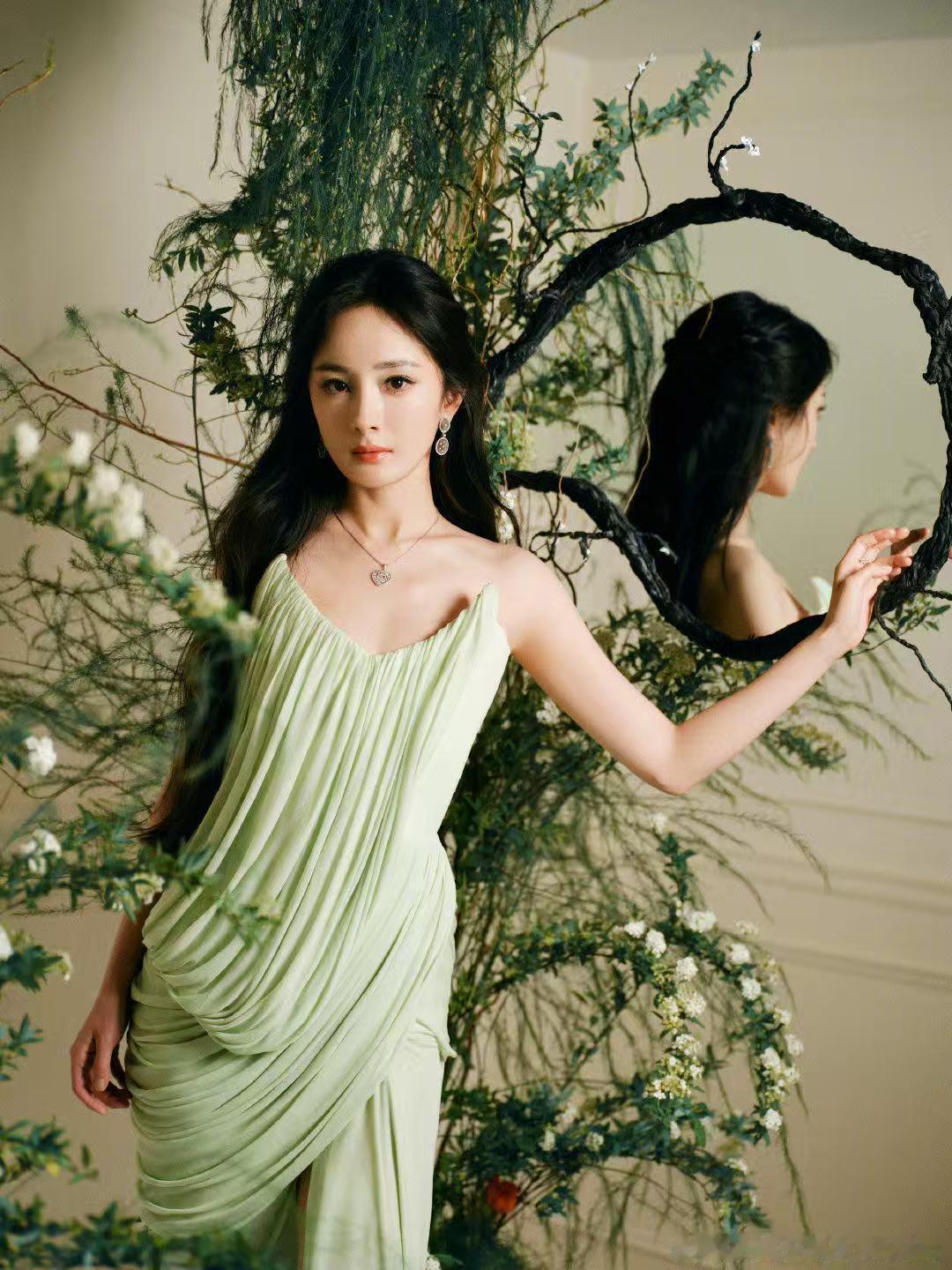 杨幂佩戴Buccellati布契拉提作品杨幂春韵风雅杨幂 佩戴Buccellat