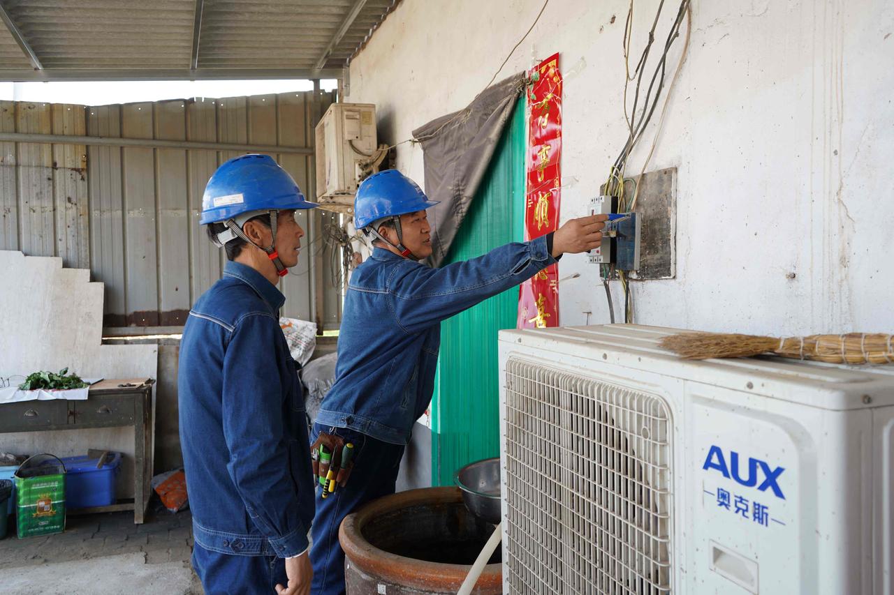 国网西安市阎良区供电公司：情系桑榆送光明 贴心服务保平安
3月18日，国网西安市