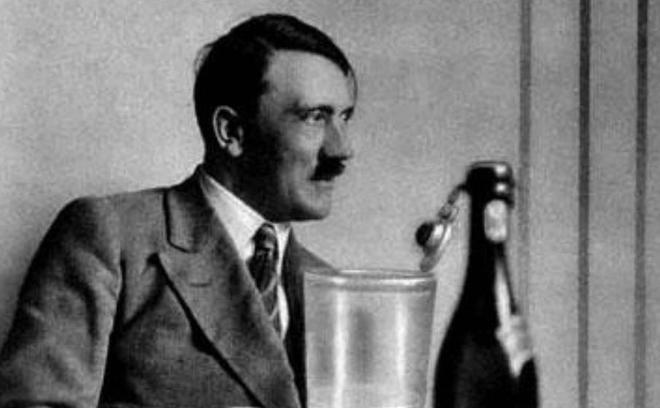 1935年，希特勒清空了办公室所有人，只为等待一个中国男人，过了很久，一个瘦弱的