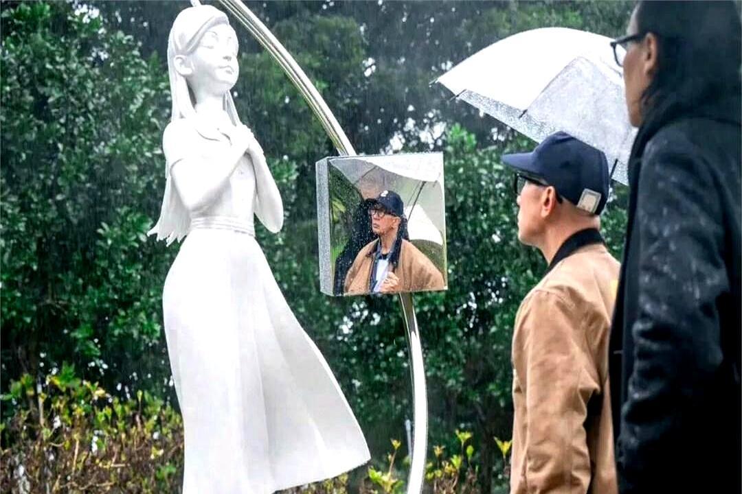 具俊晔花310万建雕像，S妈伸手一摸，全场安静。
 
粉色布幕滑落，S妈一步冲上