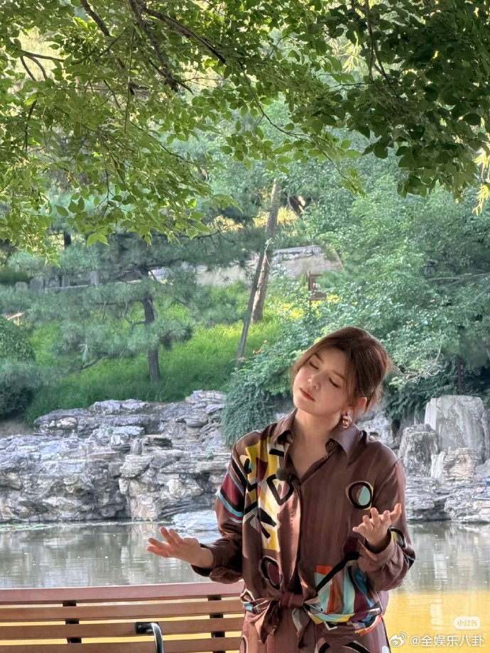 偶遇陈妍希李斯丹妮录制综艺陈妍希脚好了线下碰到陈妍希和李斯丹妮录综艺，开心！妍希